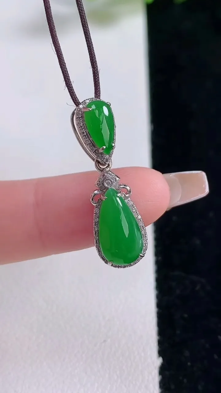 天然A货翡翠水滴吊坠，尺寸27-8.2-6.3，裸石12.2-6.3重量:2.14g
12月25日