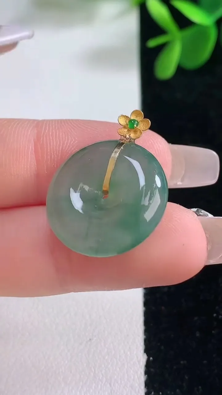 天然A货翡翠平安扣吊坠，尺寸19.6-5.7，重量:5.46g
12月25日