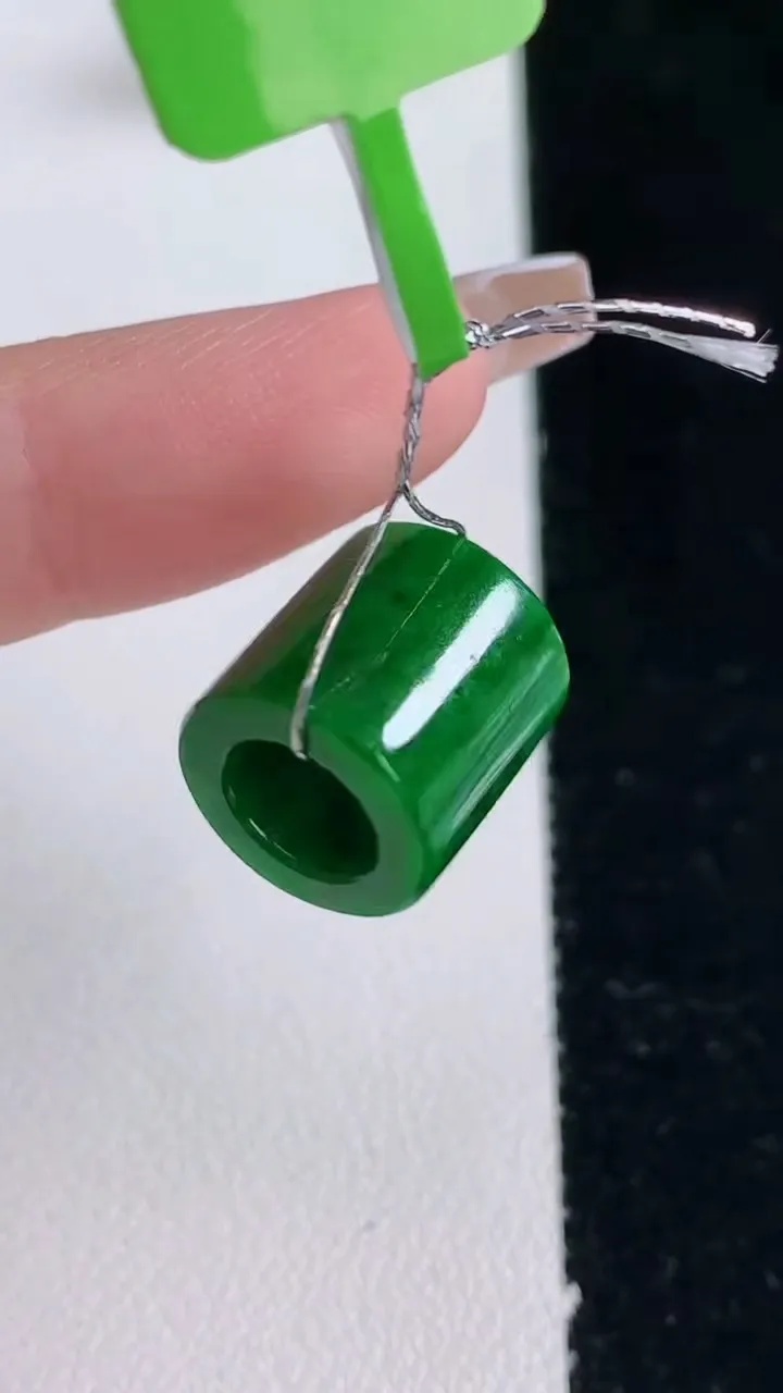 天然A货翡翠路路通吊坠，尺寸12.6-12.7，重量:4.44g
12月25日