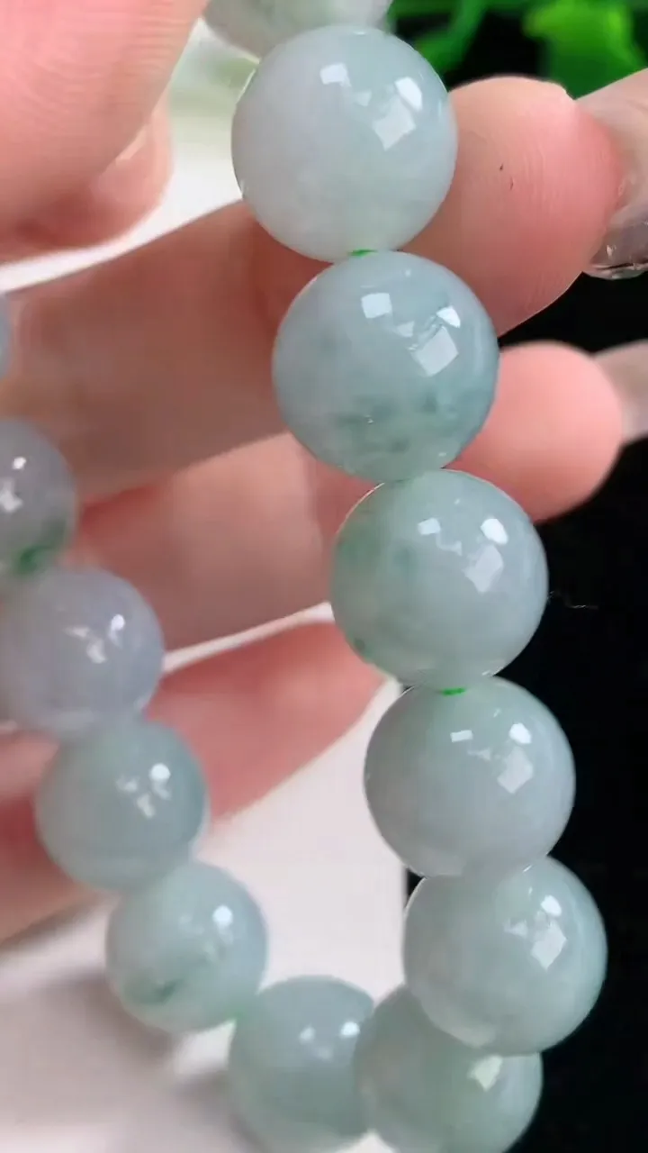 天然A货翡翠飘花圆珠手串，尺寸12.6-16颗，重量:53.32g12月25日
工厂直销收藏佳品,种好水足，色泽均匀，有种有色，上手高大气！