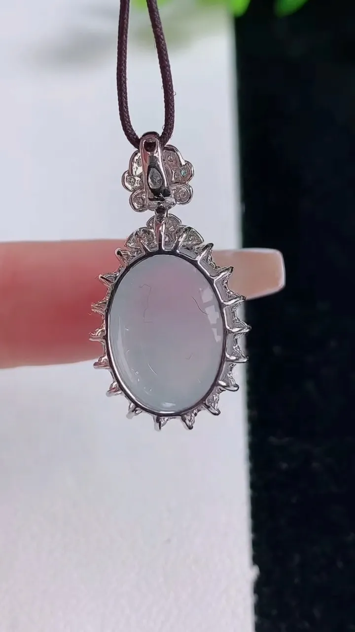 天然A货翡翠种白冰蛋面吊坠，尺寸27.2-14.2-9.8，裸石15.5-11.6重量:3.54g
12月25日