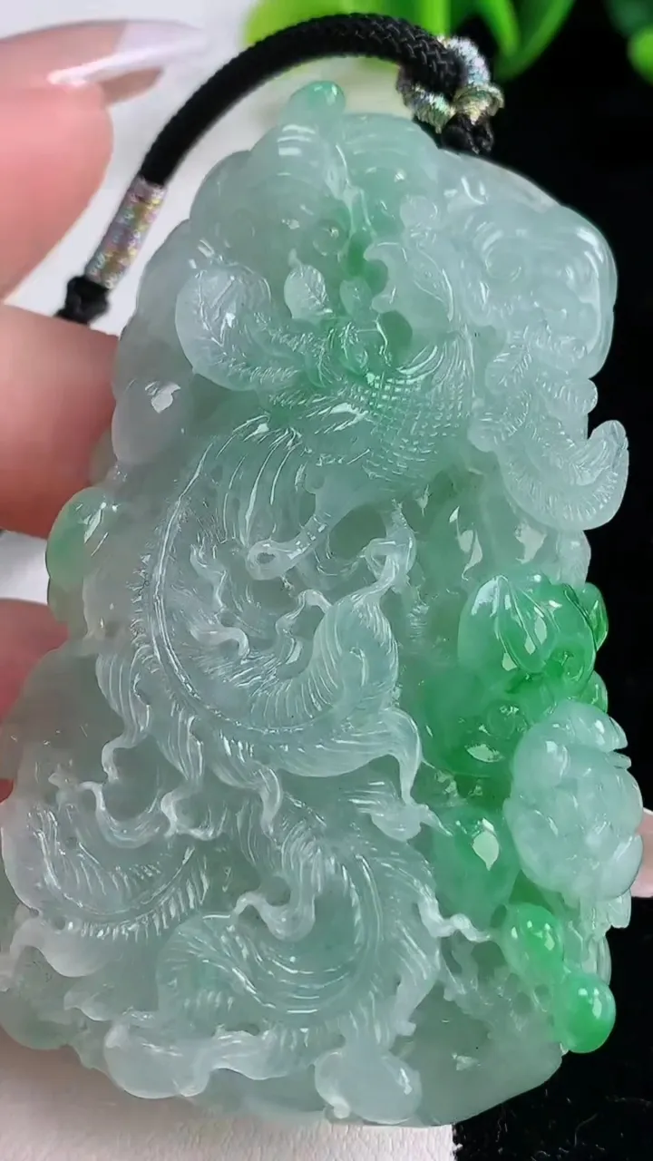 天然A货翡翠凤凰吊坠，尺寸70.8-44.8-10.4，重量:62.30g
12月25日