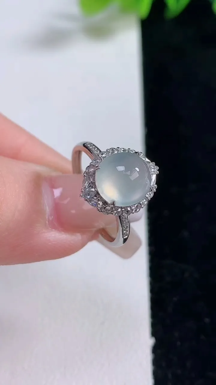 天然A货翡翠种白冰蛋面戒指，尺寸17.2-9-7.8，重量:2.33g2025年12月25日
工厂直