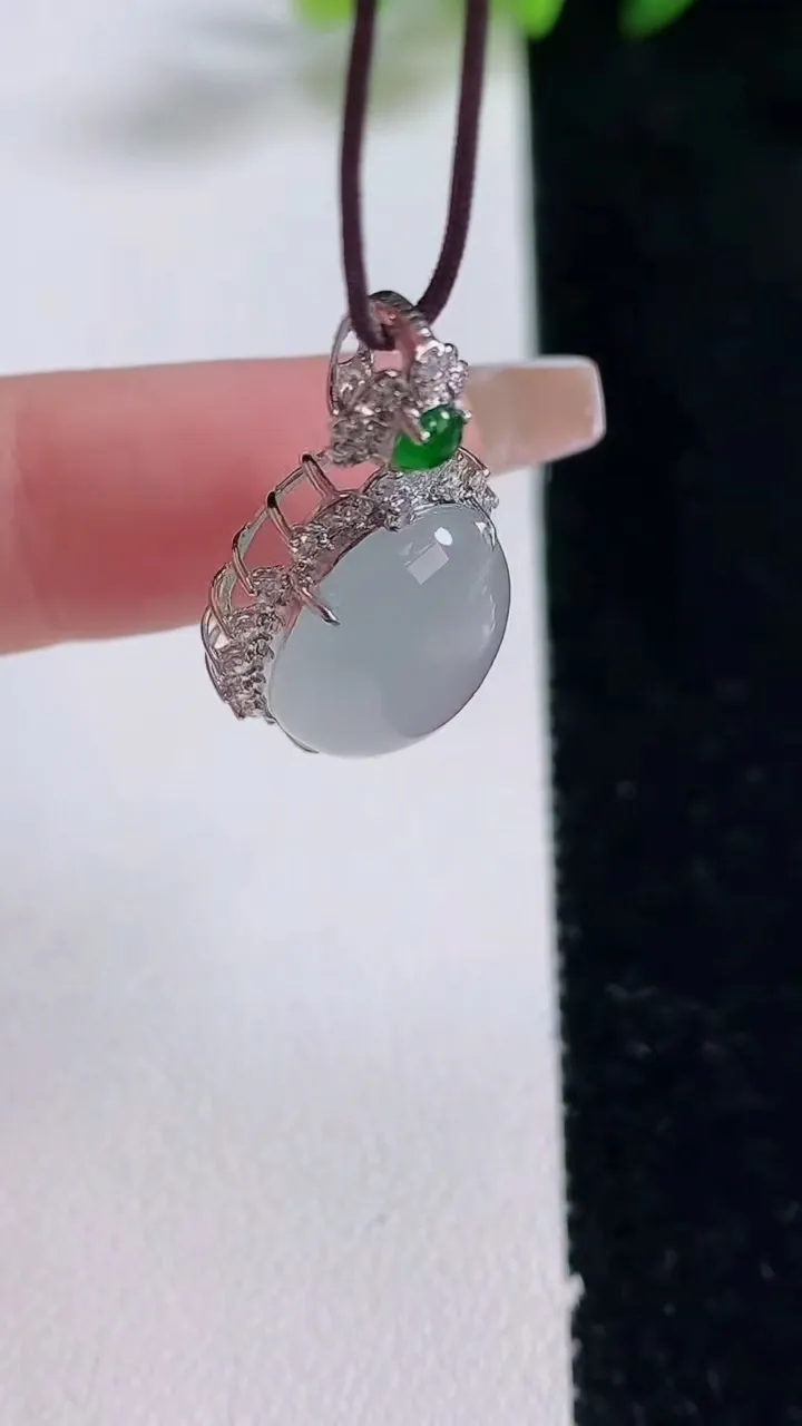 天然A货翡翠种白冰蛋面吊坠，尺寸27.2-14.2-9.8，裸石15.5-11.6重量:3.54g
12月25日