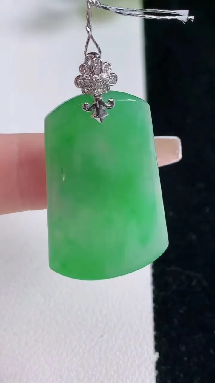 天然A货翡翠无事牌吊坠，尺寸31.3-20.2-3.8，重量:7.64g
12月25日