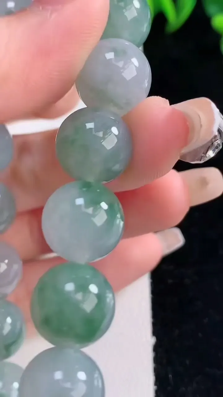 天然A货翡翠种飘花圆珠手串，尺寸12.7-16颗，重量:56.14g12月25日
工厂直销收藏佳品,种好水足，色泽均匀，有种有色，上手高大气！