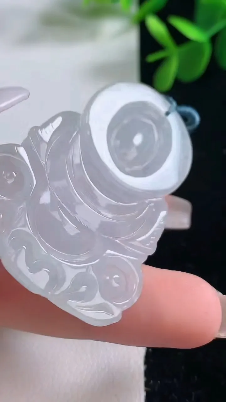 天然A货翡翠观音菩萨吊坠，尺寸50.5-35.6-6，重量:18.02g
12月25日