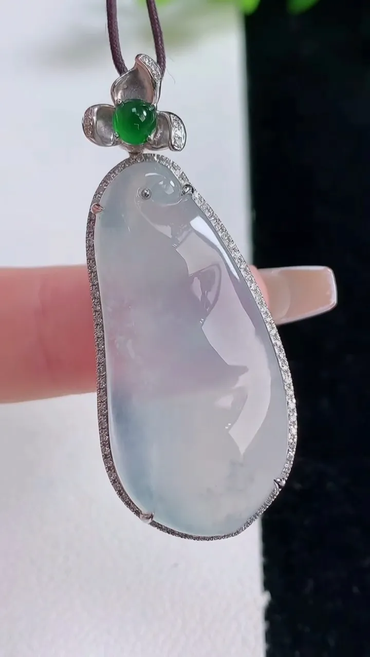 天然A货翡翠种白冰福豆吊坠，尺寸44.5-17.4-7.8，裸石34-16.5重量:8.57g
12