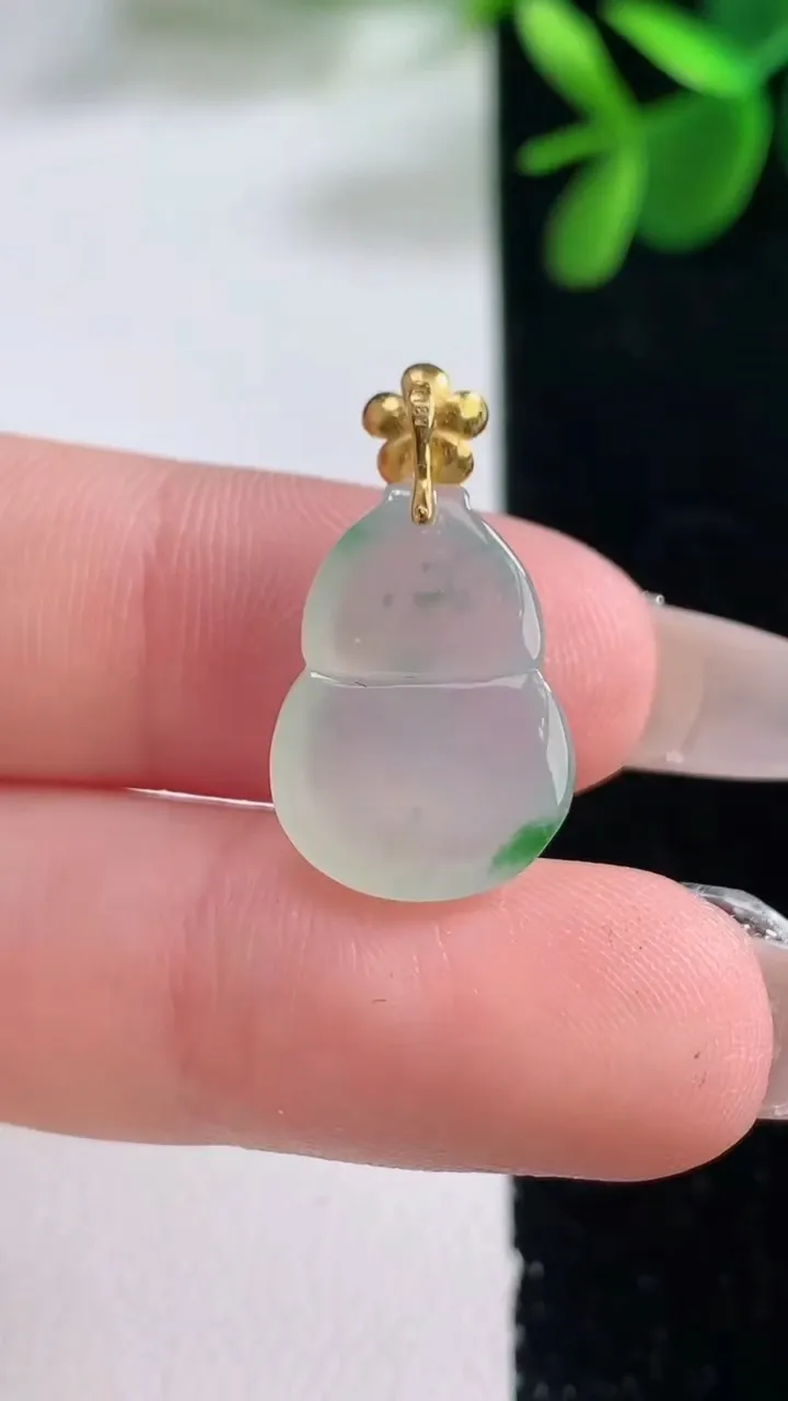 天然A货翡翠葫芦吊坠，尺寸17-12.7-4.9，重量:2.13g
12月25日