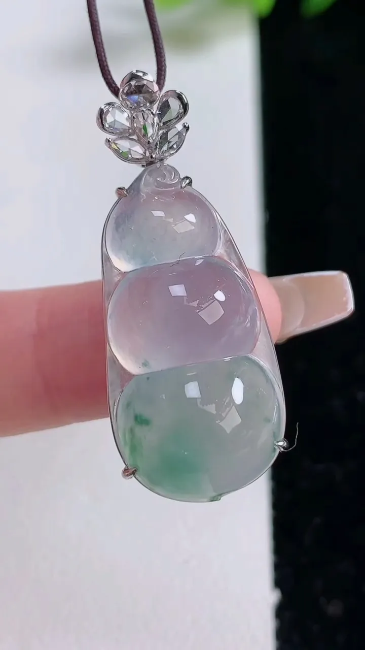 天然A货翡翠种飘花福豆吊坠，尺寸29.4-14.8-9.2，重量:5.41g
12月25日