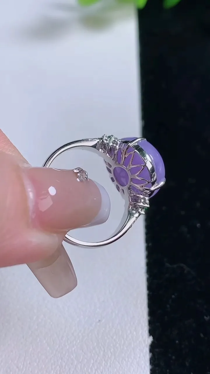 天然A货翡翠18K金紫罗兰蛋面戒指，尺寸17.6-13-12.2-8.3，重量:4.20g2025年12月25日
工厂直销收藏佳品,种好水足，色泽均匀，有种有色，上手高大气！