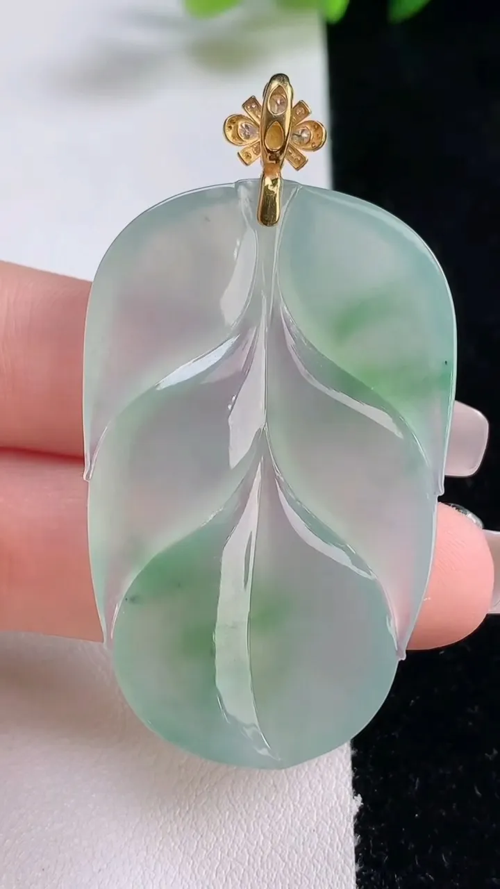 天然A货翡翠金枝玉叶 叶子吊坠，尺寸47.2-30.4-5，重量:14.55g
12月25日