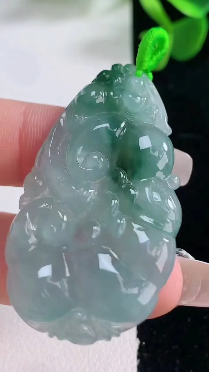 天然A货翡翠飘花如意吊坠，尺寸47-27-4.2，重量:11.19g
12月25日