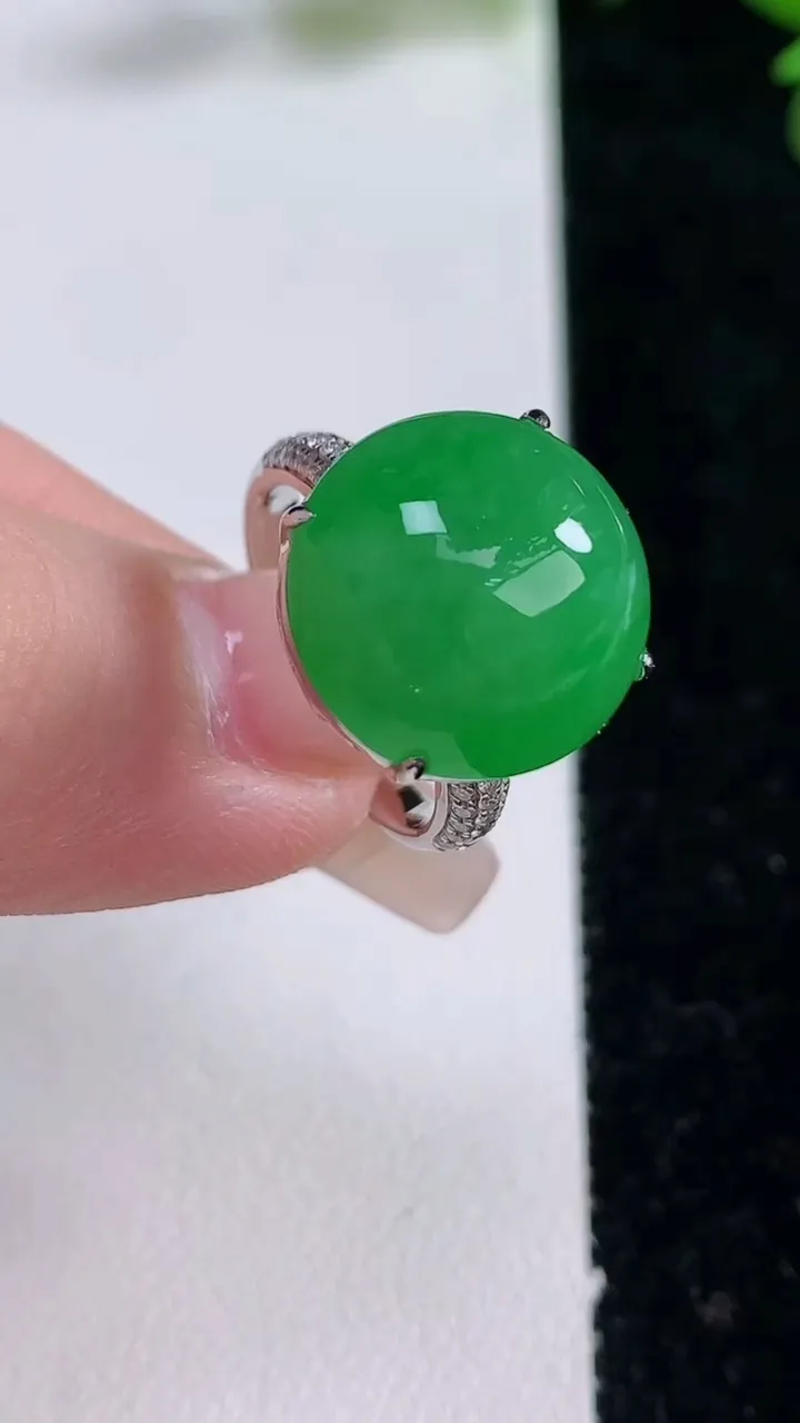 天然A货翡翠蛋面戒指，尺寸17.4-15.3-12，重量:7.05g2025年12月25日
工厂直销