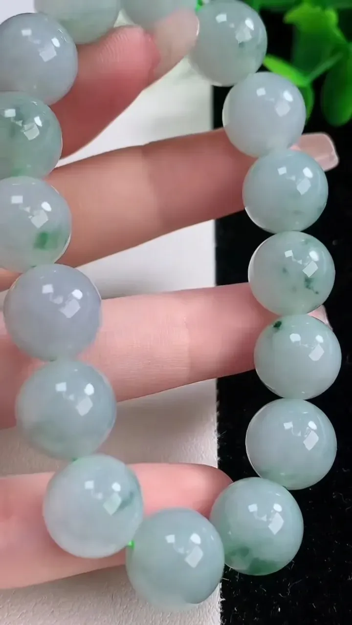 天然A货翡翠飘花圆珠手串，尺寸12.6-16颗，重量:53.32g12月25日
工厂直销收藏佳品,种好水足，色泽均匀，有种有色，上手高大气！