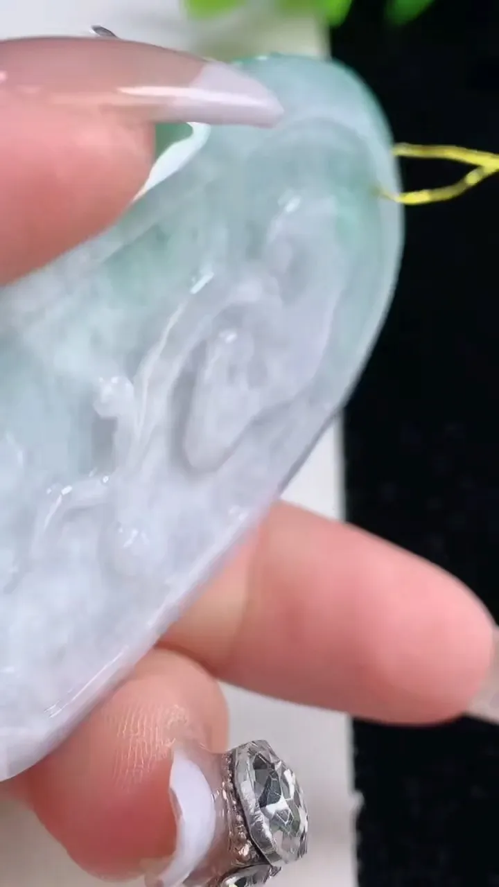 天然A货翡翠年年有余吊坠，尺寸64.4-35.2-11.2，重量:46.95g
12月25日