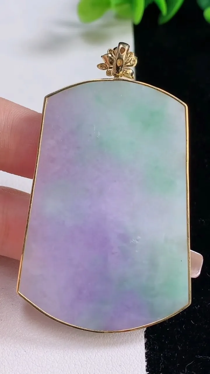 天然A货翡翠18K金春带彩紫罗兰无事牌吊坠，尺寸57.6-39.7-3.6，重量:25.51g
12月25日