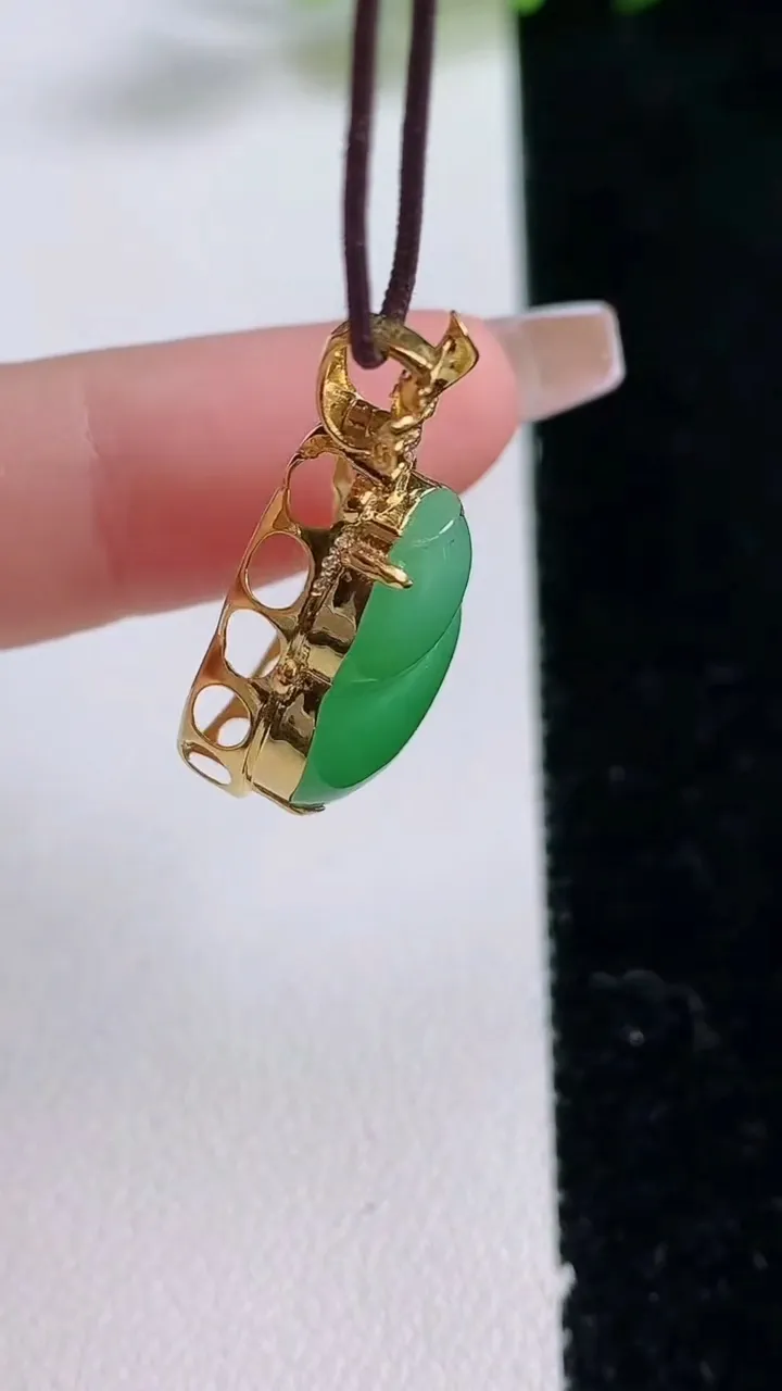 天然A货翡翠葫芦吊坠，尺寸27.3-15.6-8.6，裸石17.2-13.3重量:3.48g
12月25日