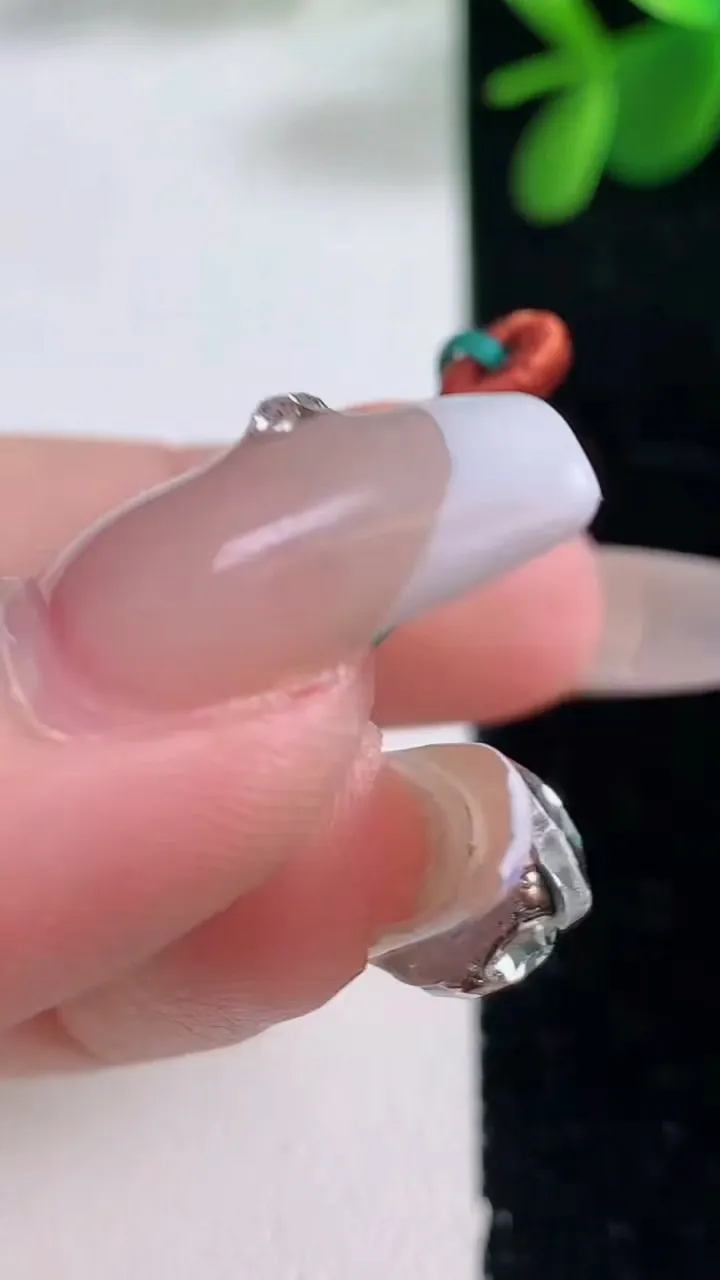 天然A货翡翠平安扣吊坠，尺寸30.2-5.9，重量:10.00g
12月25日