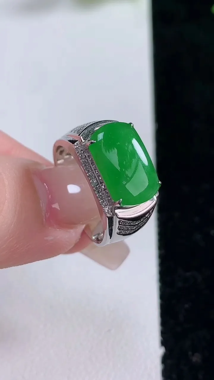 天然A货翡翠马鞍戒指，尺寸17.4-12.5-7.6-6，重量:4.55g2025年12月25日
工