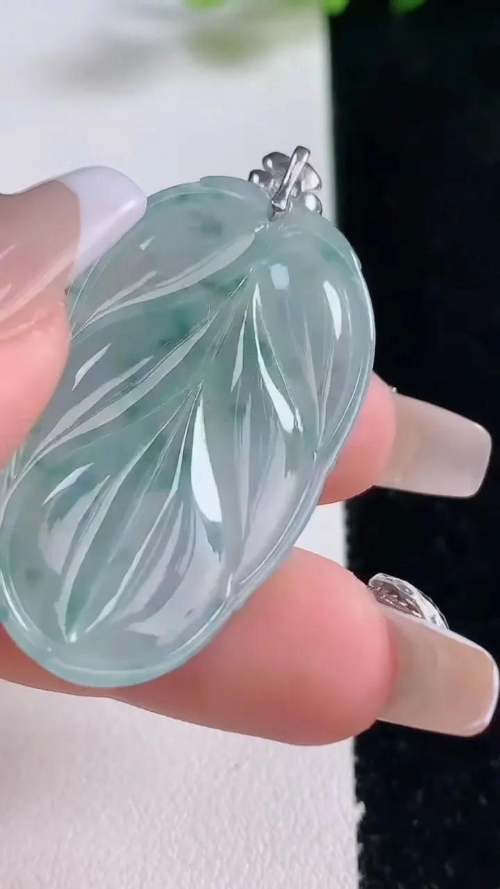 天然A货翡翠种飘花金枝玉叶 叶子吊坠，尺寸40-22.4-4.8，重量:8.56g
12月25日