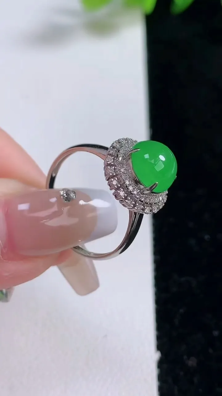 天然A货翡翠蛋面戒指，尺寸17.6-8.3-9，重量:2.94g2025年12月25日
工厂直销收藏佳品,种好水足，色泽均匀，有种有色，上手高大气！