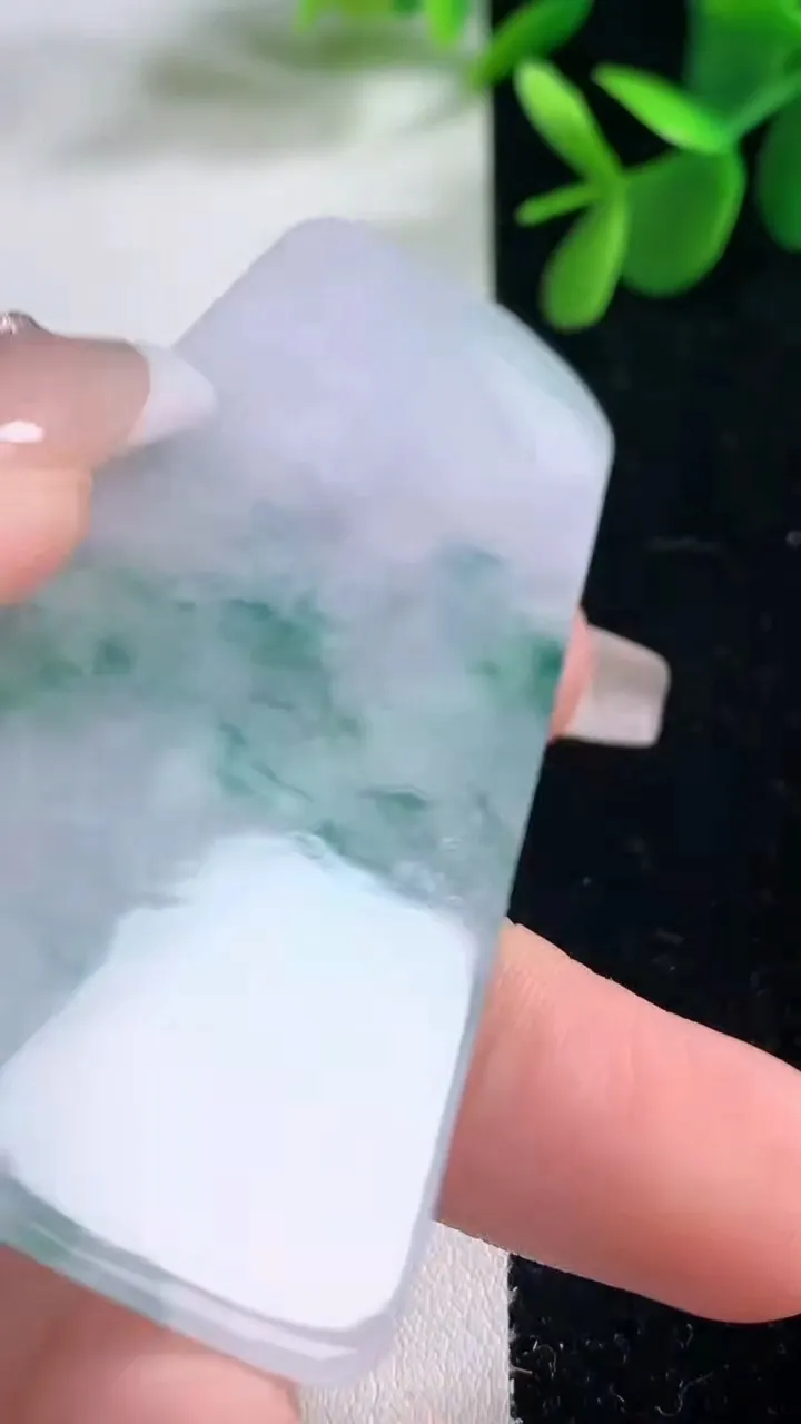 天然A货翡翠飘花大势至菩萨吊坠，尺寸73.2-36.8-5.6，重量:31.18g
12月25日