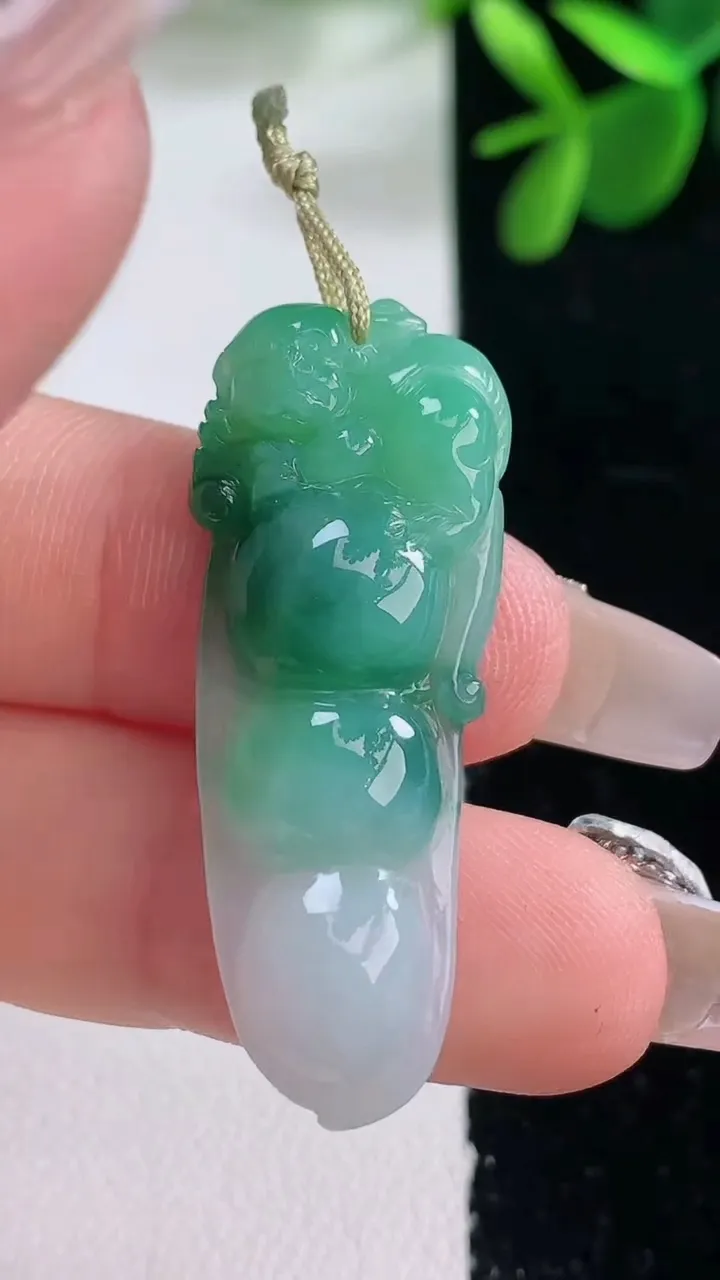 天然A货翡翠福豆吊坠，尺寸38.6-16-5.9，重量:9.12g
12月25日