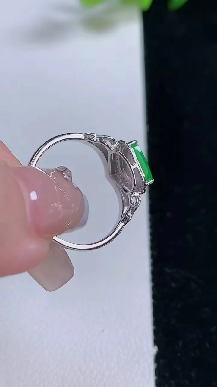 天然A货翡翠随形戒指，尺寸17.3-7.8-4.7，重量:1.66g2025年12月25日
工厂直销收藏佳品,种好水足，色泽均匀，有种有色，上手高大气！