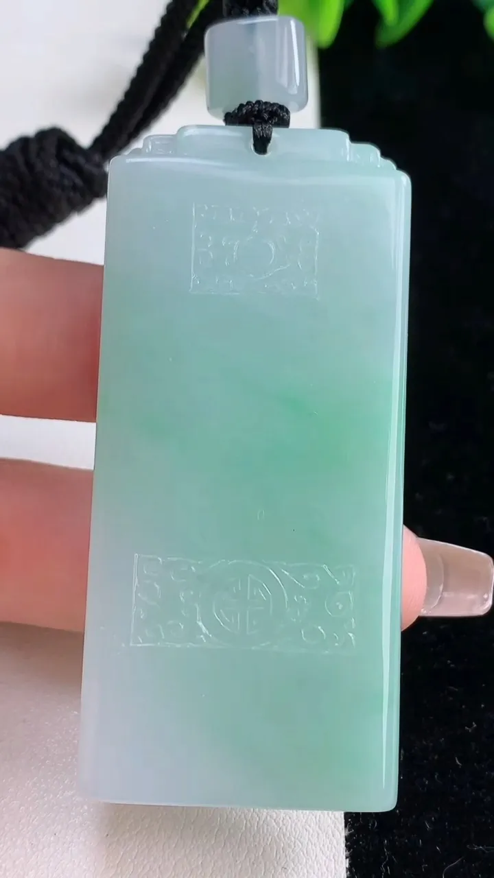 天然A货翡翠仿古无事牌吊坠，尺寸61.7-28-7.9，重量:49.18g
12月25日