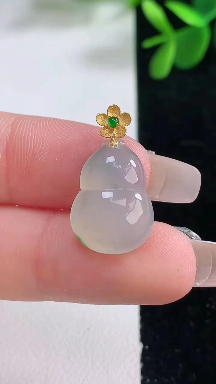 天然A货翡翠葫芦吊坠，尺寸17-12.7-4.9，重量:2.13g
12月25日