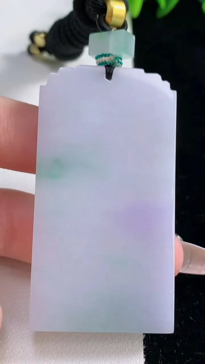 天然A货翡翠春带彩紫罗兰仿古无事牌吊坠，尺寸59.4-31.4-5，重量:35.43g
12月25日