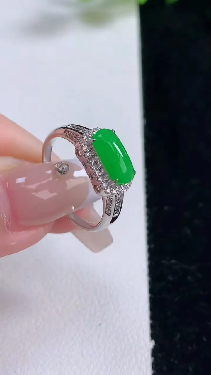 天然A货翡翠马鞍戒指，尺寸17-9.2-4-6.2，重量:2.06g2025年12月25日
工厂直销收藏佳品,种好水足，色泽均匀，有种有色，上手高大气！