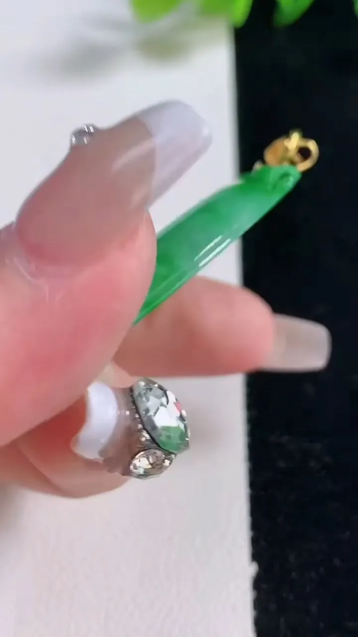 天然A货翡翠如意吊坠，尺寸48.3-34.6-5.5，重量:16.86g
12月25日