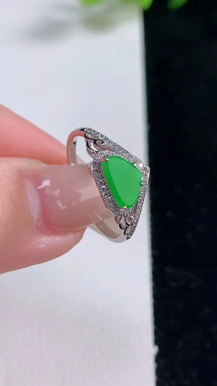 天然A货翡翠随形戒指，尺寸17.3-7.8-4.7，重量:1.66g2025年12月25日
工厂直销