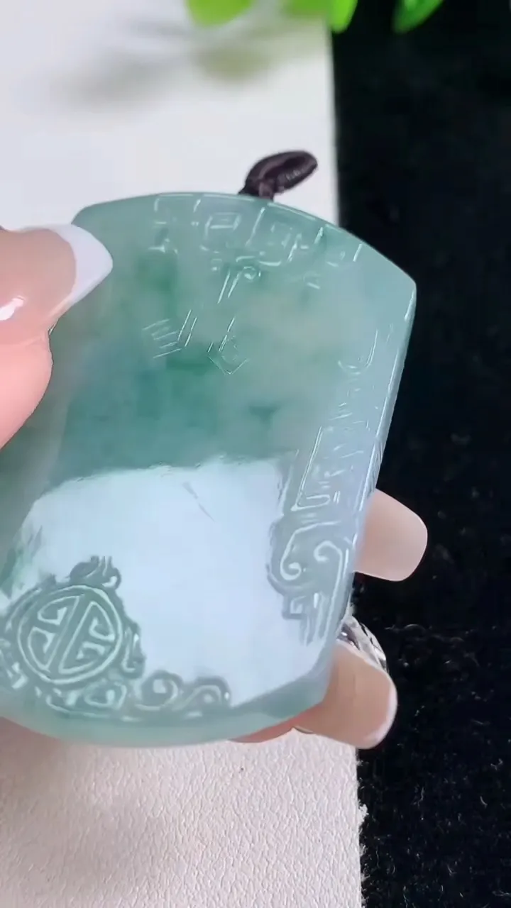 天然A货翡翠种飘花仿古无事牌吊坠，尺寸52-37.8-5.4，重量:28.34g
12月25日