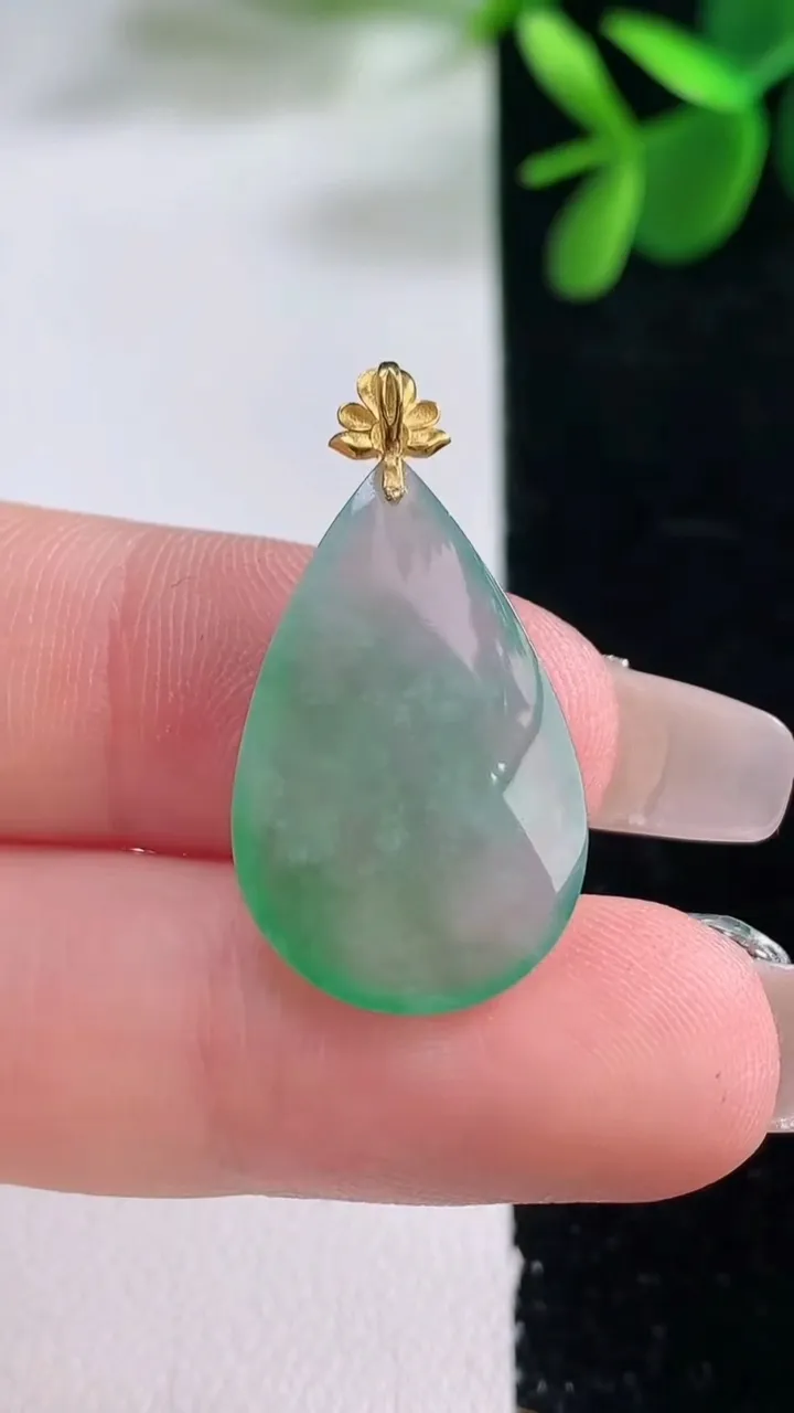 天然A货翡翠水滴吊坠，尺寸23.2-15-4.4，重量:2.75g
12月25日