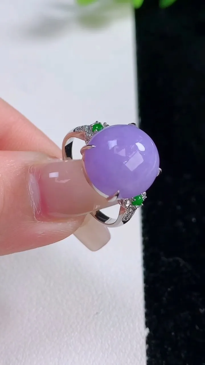 天然A货翡翠18K金紫罗兰蛋面戒指，尺寸17.6-13-12.2-8.3，重量:4.20g2025年12月25日
工厂直销收藏佳品,种好水足，色泽均匀，有种有色，上手高大气！
