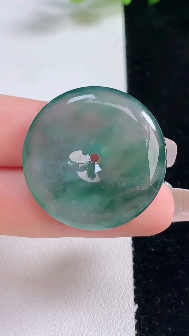 天然A货翡翠冰种飘花平安扣吊坠，尺寸29.5-5.3，重量:10.72g
12月25日