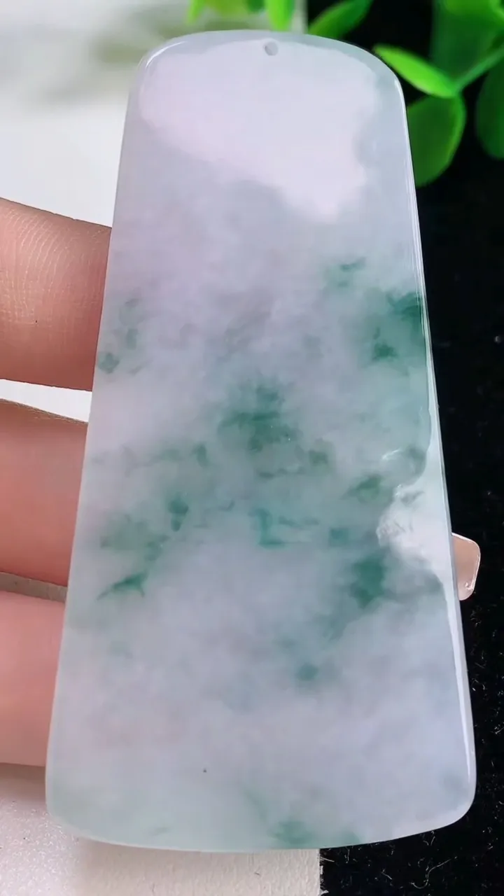 天然A货翡翠飘花大势至菩萨吊坠，尺寸73.2-36.8-5.6，重量:31.18g
12月25日