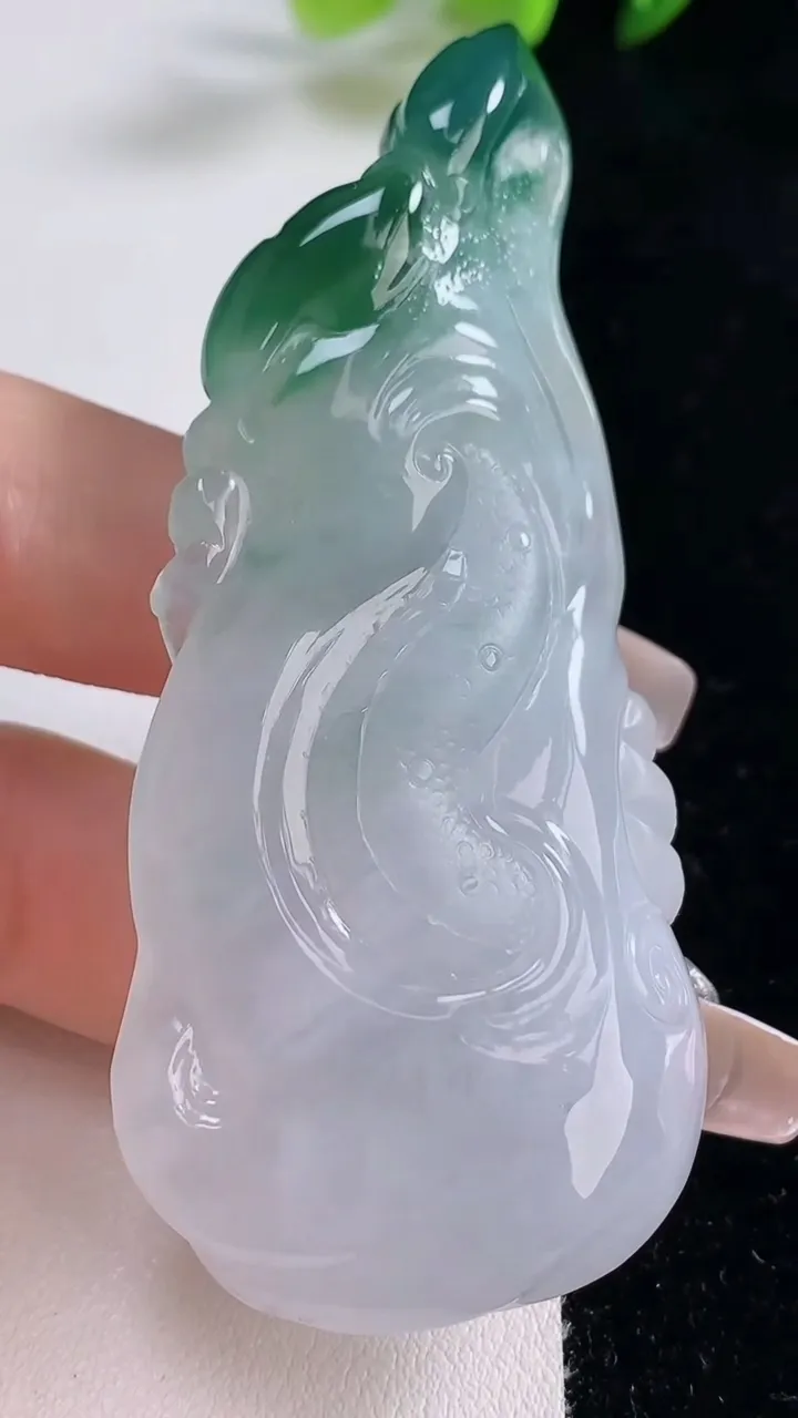 天然A货翡翠种飘花龙牌吊坠，尺寸74.6-31.7-15，重量:49.68g
12月25日