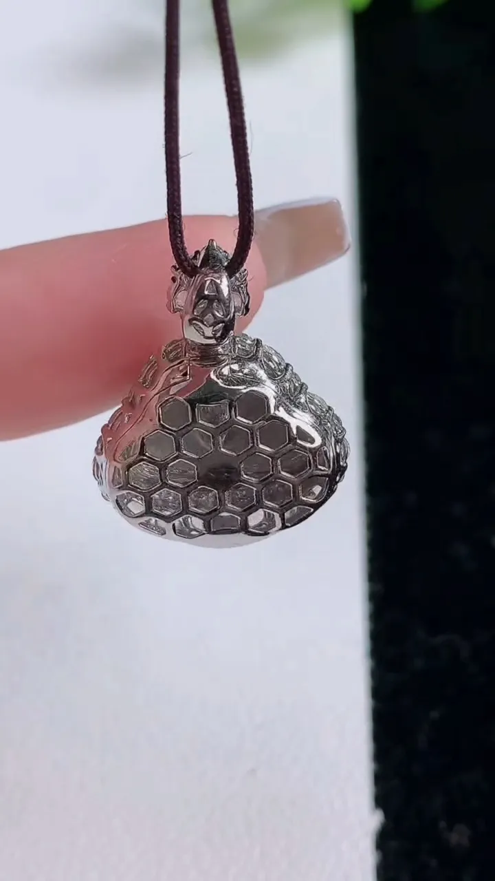 天然A货翡翠佛公吊坠，尺寸21.7-17-10.3，裸石9.6-13.8重量:4.15g
12月25日