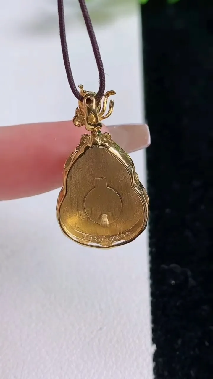 天然A货翡翠葫芦吊坠，尺寸27.3-15.6-8.6，裸石17.2-13.3重量:3.48g
12月25日