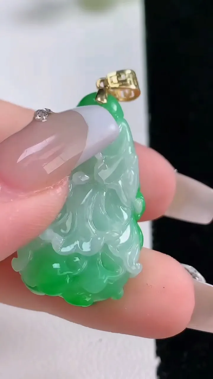 天然A货翡翠白菜吊坠，尺寸33.5-18.7-9.3，重量:9.34g
12月25日