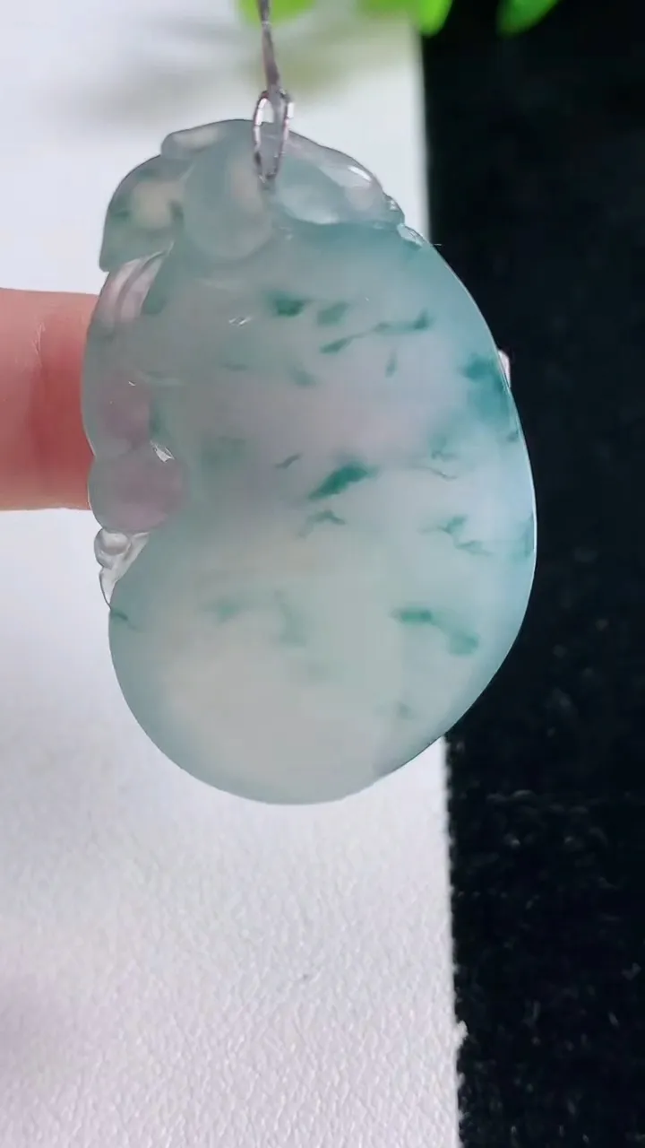 天然A货翡翠种飘花福瓜吊坠，尺寸47.2-25.8-6.3，重量:15.64g
12月25日