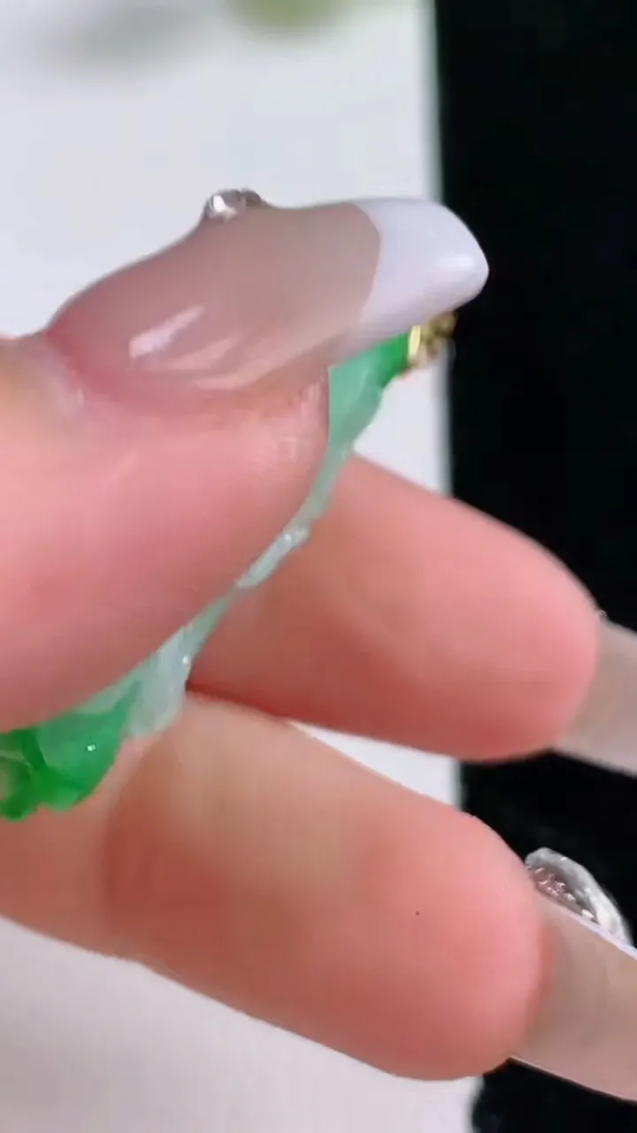 天然A货翡翠白菜吊坠，尺寸33.5-18.7-9.3，重量:9.34g
12月25日