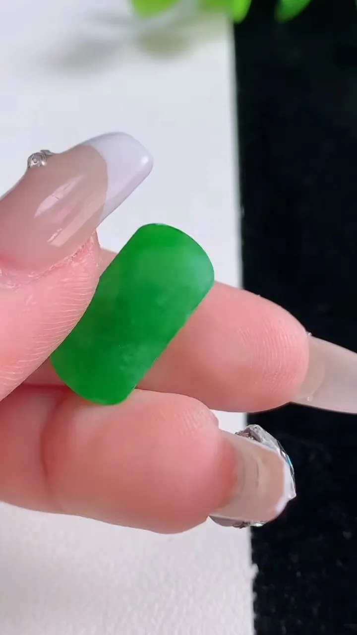 天然A货翡翠马鞍戒面，尺寸20-10.2-2.5，重量:1.38g2025年12月25日
工厂直销收藏佳品,种好水足，色泽均匀，有种有色，上手高大气！