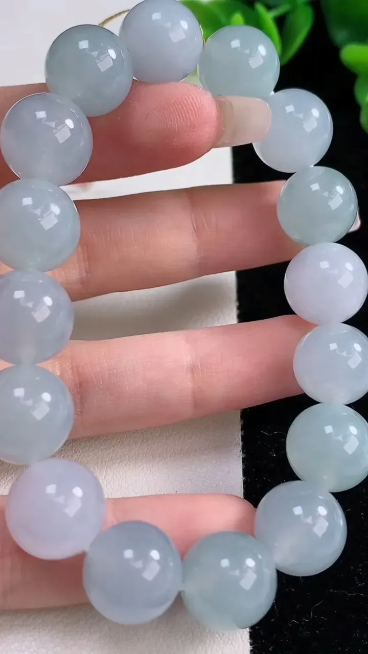 天然A货翡翠紫罗兰圆珠手串，尺寸12.8-16颗，重量:58.90g12月25日
工厂直销收藏佳品,种好水足，色泽均匀，有种有色，上手高大气！