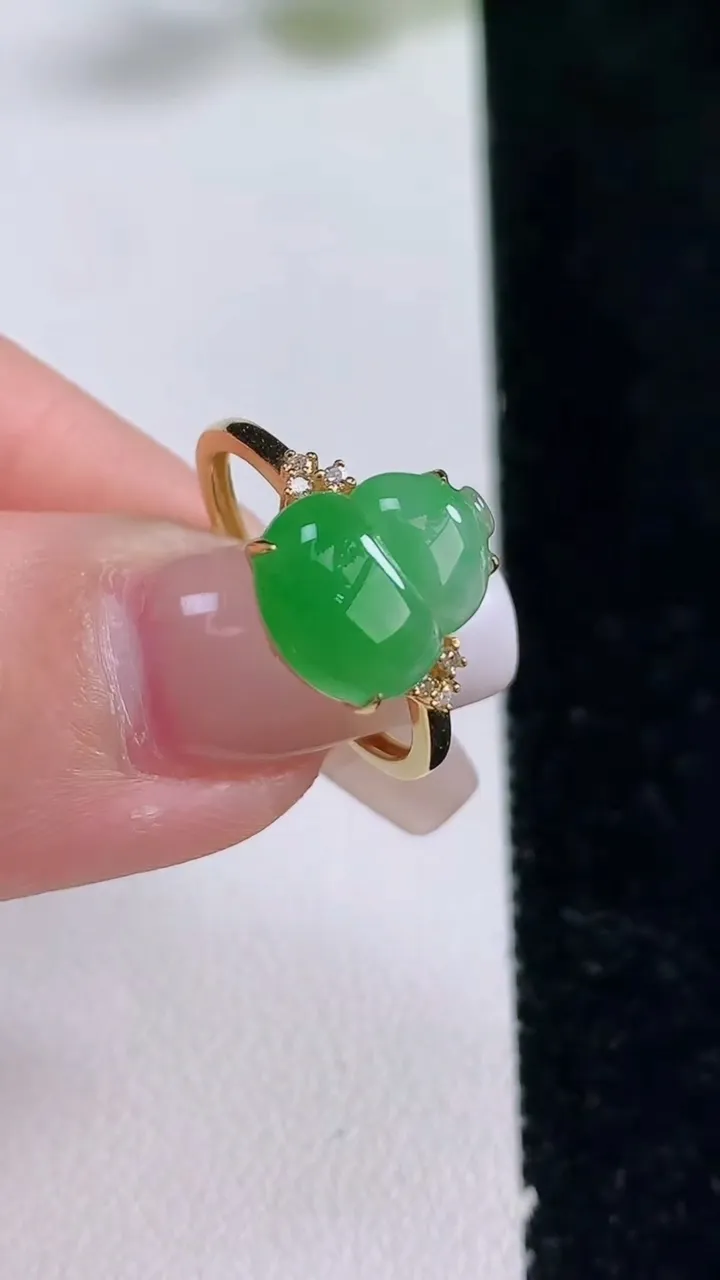 天然A货翡翠葫芦戒指，尺寸17.2-11.3-9.3-5.1，重量:2.03g2025年12月25日