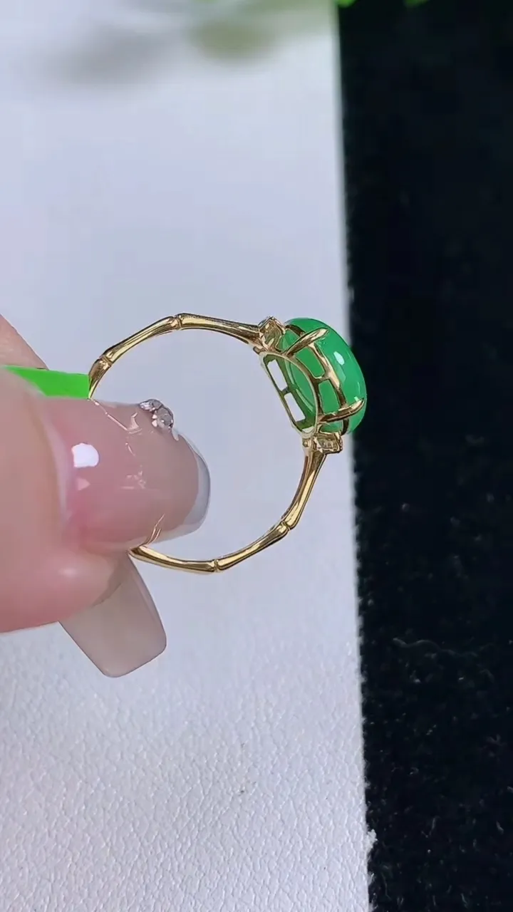 天然A货翡翠蛋面戒指，尺寸17.3-9.6-8.8-5，重量:1.84g2025年12月25日
工厂直销收藏佳品,种好水足，色泽均匀，有种有色，上手高大气！